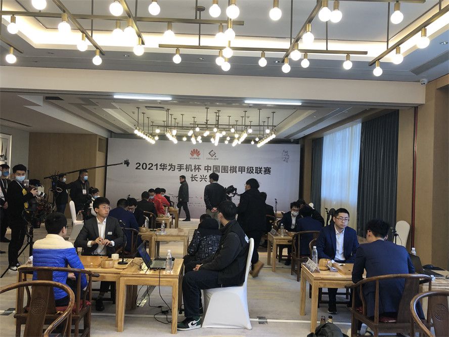 故事讲述的是一个淘气又足智多谋的小男孩麦克斯;墨瑟，当他的家人去日本度假时，把他留在了家里